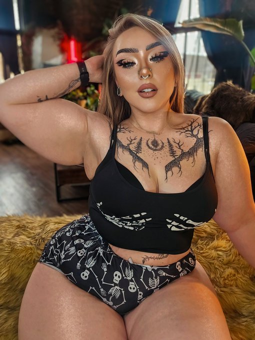 Watch 🦇 𝖑𝖎𝖈𝖍𝖑𝖎𝖓𝖌𝖘 | OF 🖤💋's leaked NSFW photo on TwXstars