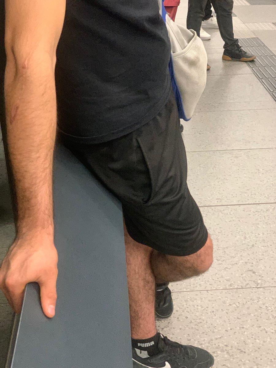 IsaiRob02655219's tweet photo. Estirando el brazo para tocarme las nalgas, que rico es morbosear hombres mientras esperas el transporte público https://t.co/lWSzKC9X4D