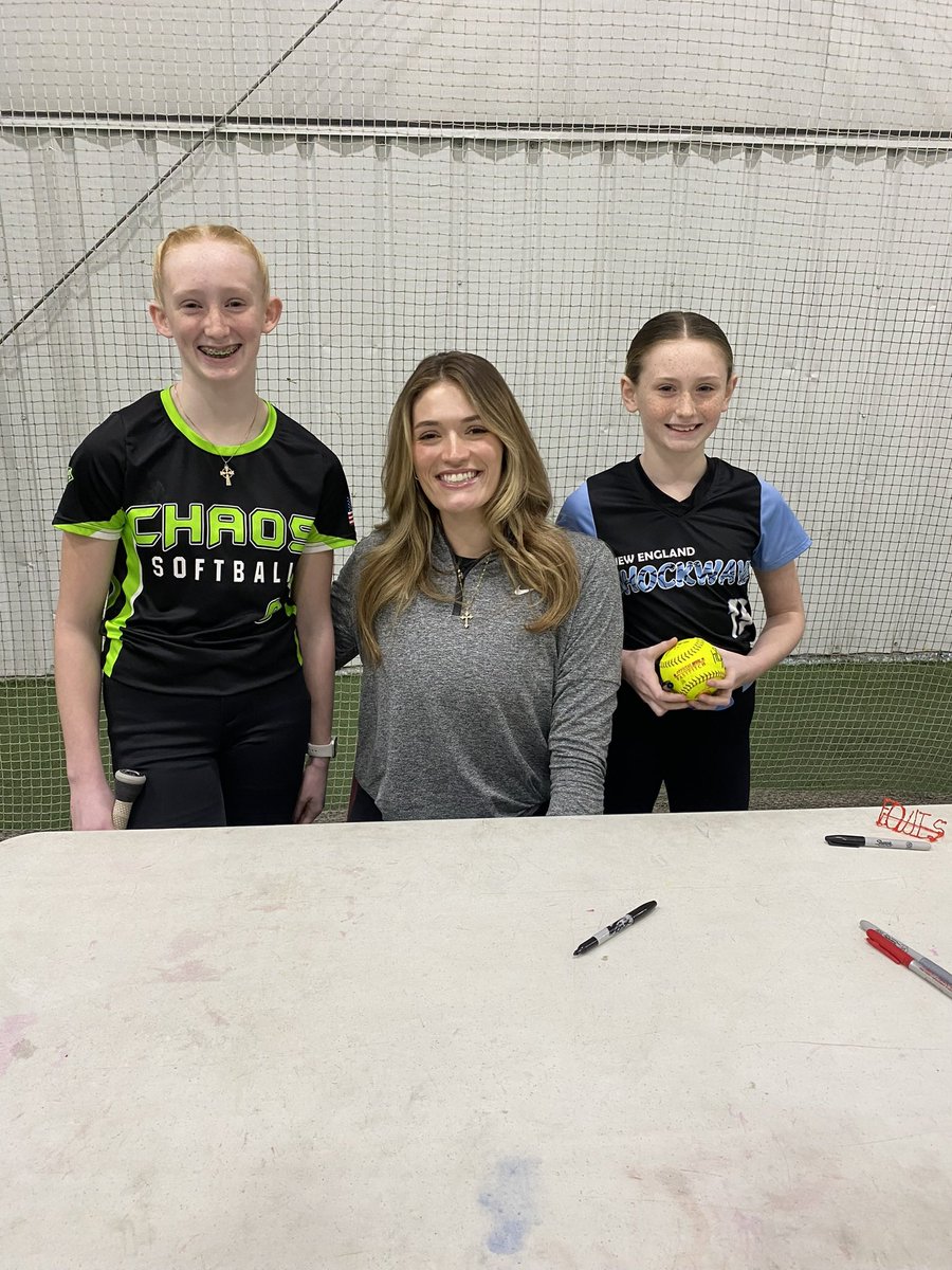 AlannaFidalgo29's tweet photo. My sister and I got to meet @MontanaFouts this weekend!! 🙀Loved her message: Be a kind and positive teammate because your identity is not just softball. Teammates and coaches will remember how you made them feel 🙌 Pick up your teammates, and pick up your trash ✅✅ https://t.co/OO7O0GnRRC