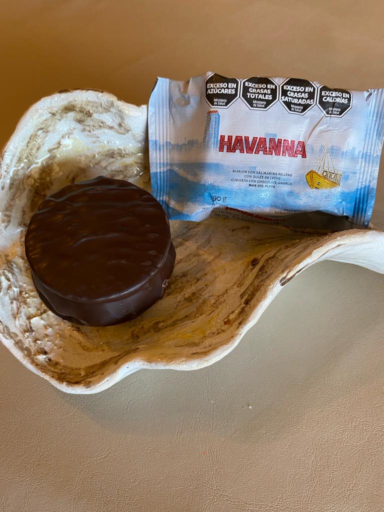 alfajoresmdp's tweet photo. Probé el Alfajor Mar del Plata de Havanna y es una bomba de 90 gramoscobertura de chocolate 70% cacao, doble relleno de dulce de leche (predomina uno similar al de una chocotorta) y cristales de sal marina. Es intenso y no pasará desapercibido. Homenaje a los 150 años de mardel. https://t.co/lXmLcNowb8