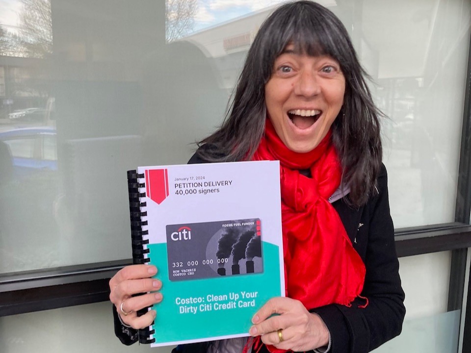 ThirdActOrg's tweet image. Today we're delivering our petition to Costco’s HQ to show them that 40,000 people want Costco to demand that Citibank stops funding fossil fuel expansion - or switch to a cleaner credit card partner. 

Join us to make #CostcoDropCiti 

🔗 :qrco.de/ThirdActCostco…