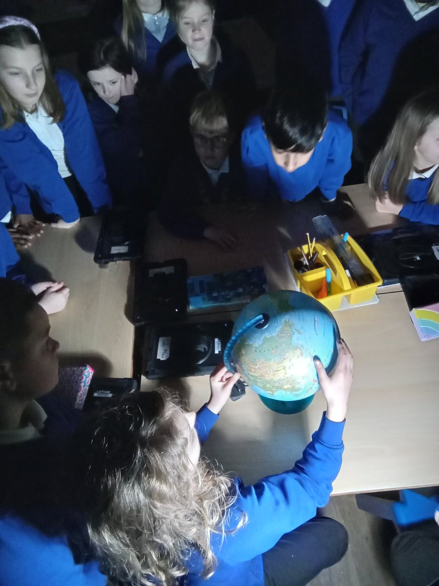 DeltaMerseyY6's tweet photo. We made the room as dark as possible in order to see how the sun affects night and day on planet Earth #MPAscience @DeltaMersey https://t.co/alWRxNOjDR
