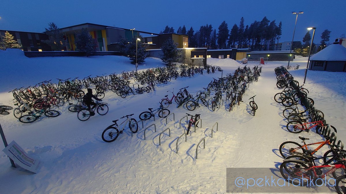 Metsokangas elementary school in the far suburbs of Oulu 🇫🇮. It was -31°C in the morning (-40° windchill). This is just 1 of the 4 parking lots for students. It's not about the cold,it's the safe infrastructure & excellent maintenance. No rocket science. #MeanwhileInOulu #Oulu 1/