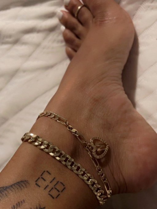 If you like her feet get her Starbucks drink >>> https://t.co/gDWImqtOfG