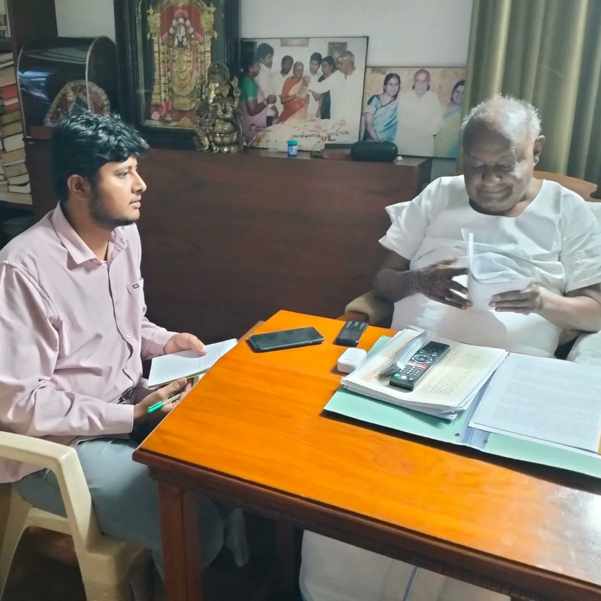 mohan_gowda_'s tweet photo. ಇದೊಂದು ಸೌಭಾಗ್ಯ ಅಂದರೆ ಅತಿಶಯೋಕ್ತಿ ಆಗದು...
@H_D_Devegowda 😍 https://t.co/pK4ONiJd8f
