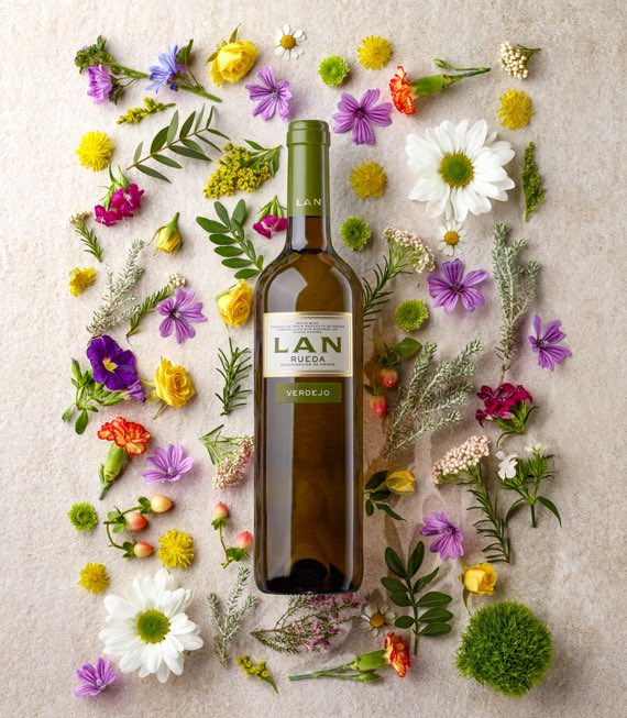 NEW Wine for Alberta! 🚨

The LAN Verdejo Rueda is a beautiful white wine with pronounced aromatics and a full-bodied, complex finish. 

Grab this Spanish wonder now, as initial quantities are limited! 🇪🇸