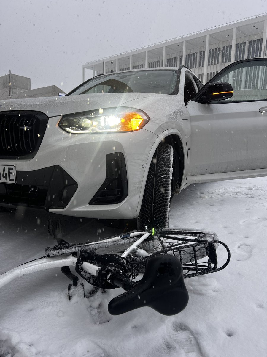 Nicht nur Autofahrer müssen bei winterlichen Straßenverhältnissen erhöhte Vorsicht walten lassen. Wer im #Schnee mit dem #Fahrrad unterwegs ist, sollte den Sattel tiefer stellen, möglichst die Hinterradbremse nutzen und sanfte Lenkbewegungen machen, um Stürze zu vermeiden.#Glätte
