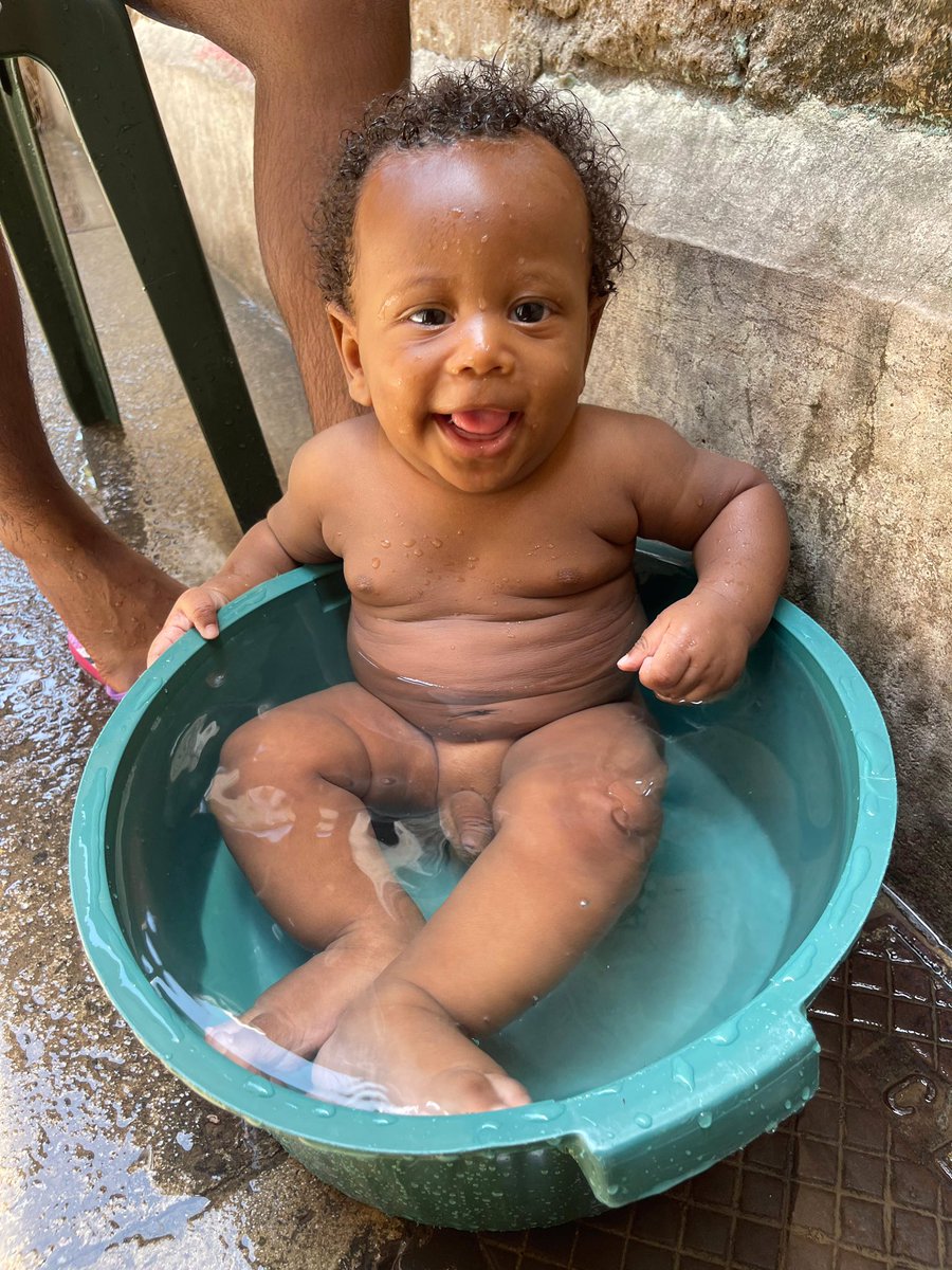 LeandroCustodia's tweet photo. É por vc que td dia eu agradeço, eu não te largo, não te troco e nem te deixo, aí, aí amor, meu amor..🥹💙 https://t.co/ffc5LKLRKD