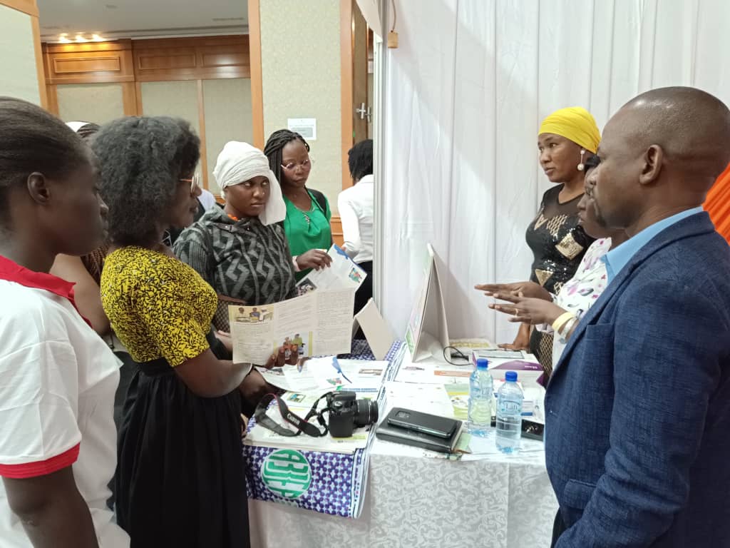 YoussoufBA2's tweet photo. @ong_abbef avec Dr DERA et son équipe au Rallye des champions organisé par #Niyel pr présenter sa campagne "Sain&amp;Sur" pr changer perception négative sur ls vaccins et informer le public sur leur sécurité et leur caractère vital @NiyelCampaigns @ippf @gavi_fr https://t.co/821wR1K5PL