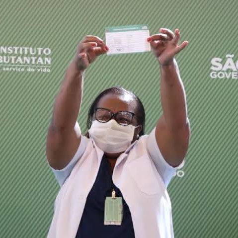 choquei's tweet image. 🚨HOJE: Há exatos 3 anos, em 17 de janeiro de 2021, a enfermeira Mônica Calazans se tornava a primeira pessoa a ser vacinada contra a COVID-19 no Brasil.