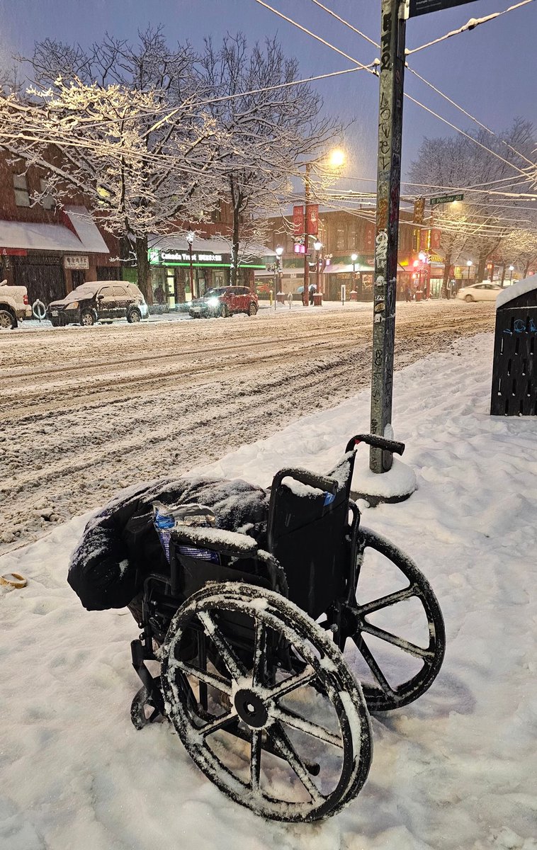 When a photo says a thousand words. A thousand things about the failure of this city to help vulnerable people in a crisis. In a snowstorm @rebeccaleebligh @PeterMeiszner @vancolour @PennyDaflos #vanpoli