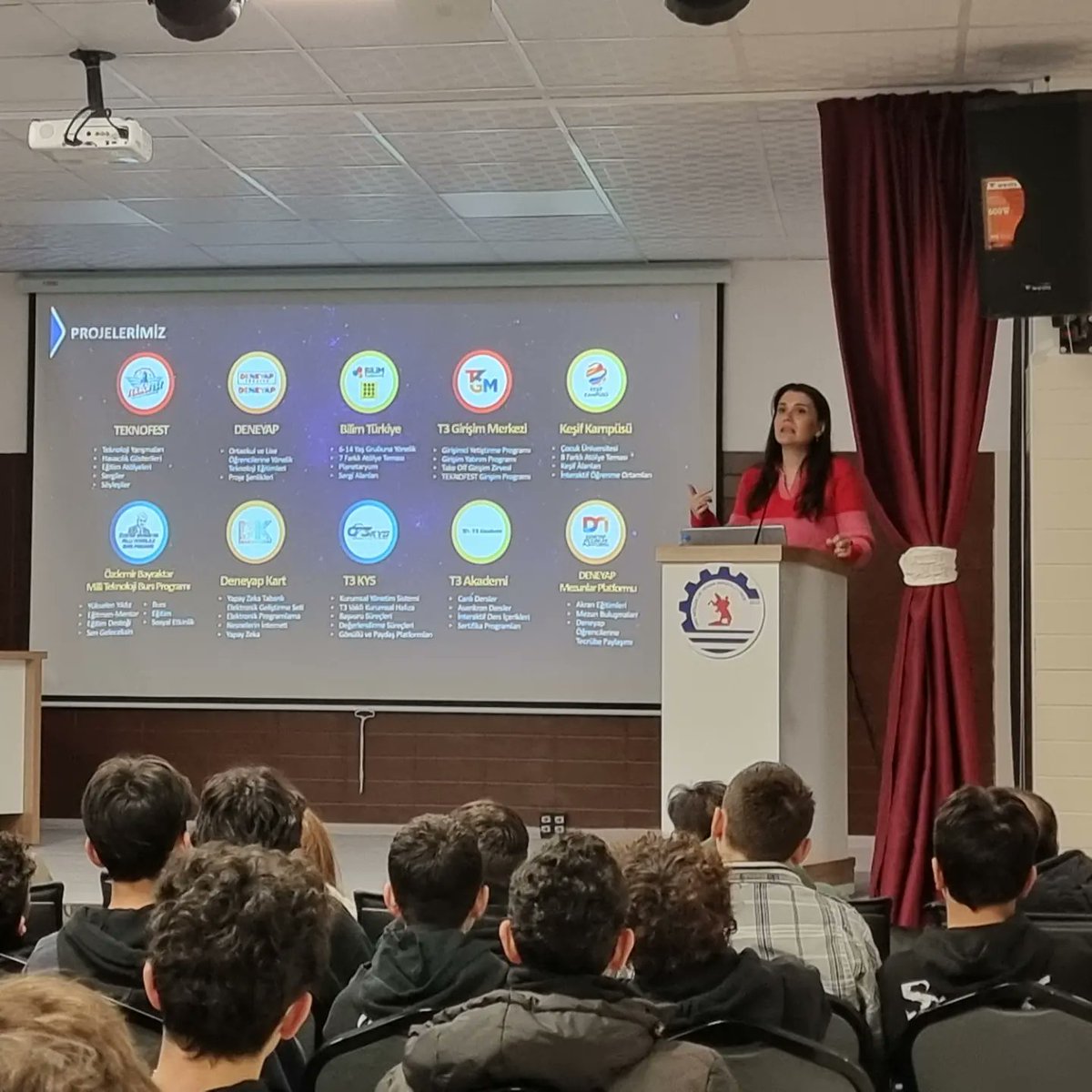 omumtal's tweet photo. T3 Vakfı temsilcilerinden Hilal Çakırtaş Yalçın ve Ali Berkan Uzun hocamız okulumuz konferans salonunda öğrencilerimiz ve öğretmenlerimize @T3Vakfi hakkında bilgilendirmenin yanında @teknofest yarışma kategorileri, başvuru şartları, yarışma takvimi gibi konularda++ https://t.co/VrQl4kLhOt