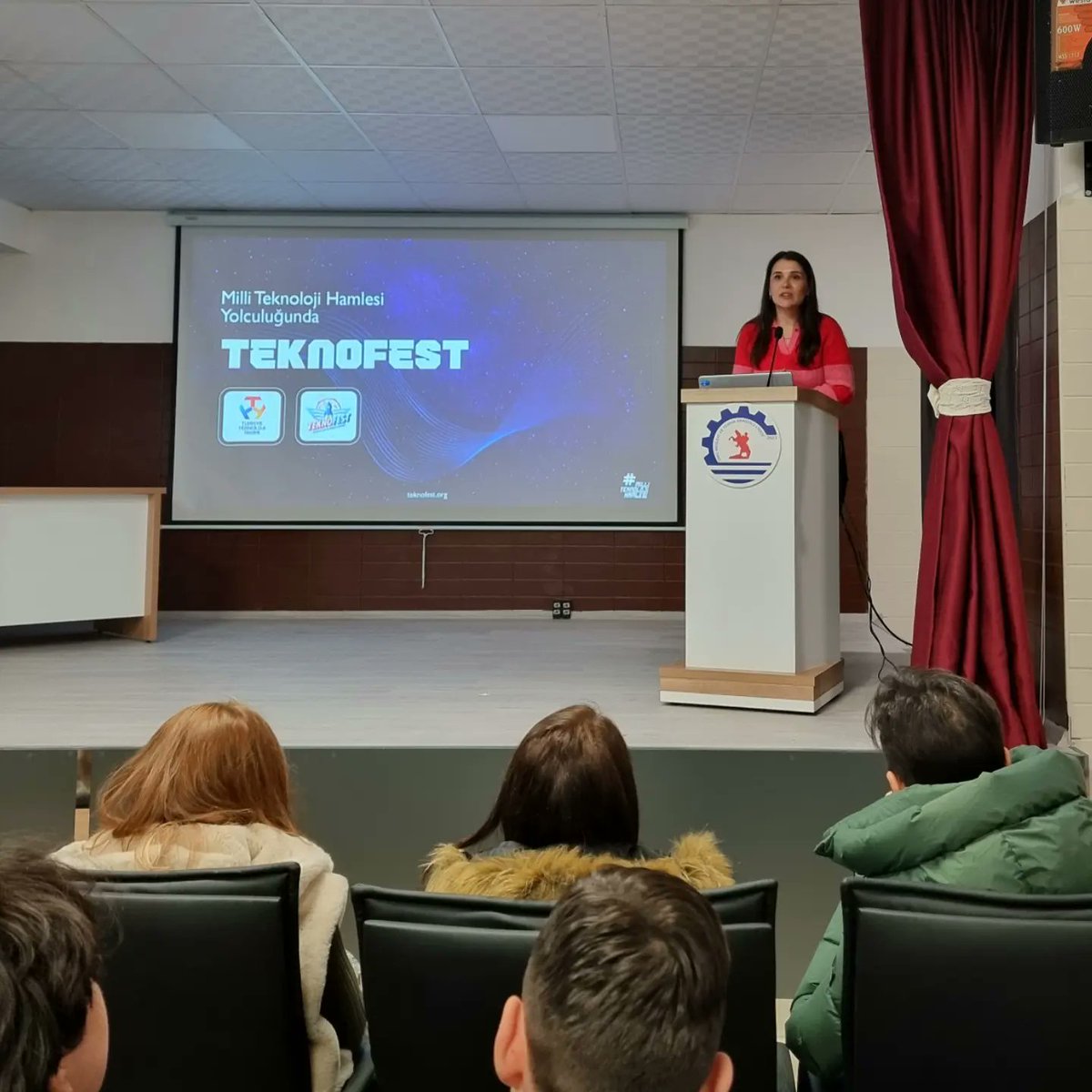 omumtal's tweet photo. T3 Vakfı temsilcilerinden Hilal Çakırtaş Yalçın ve Ali Berkan Uzun hocamız okulumuz konferans salonunda öğrencilerimiz ve öğretmenlerimize @T3Vakfi hakkında bilgilendirmenin yanında @teknofest yarışma kategorileri, başvuru şartları, yarışma takvimi gibi konularda++ https://t.co/VrQl4kLhOt