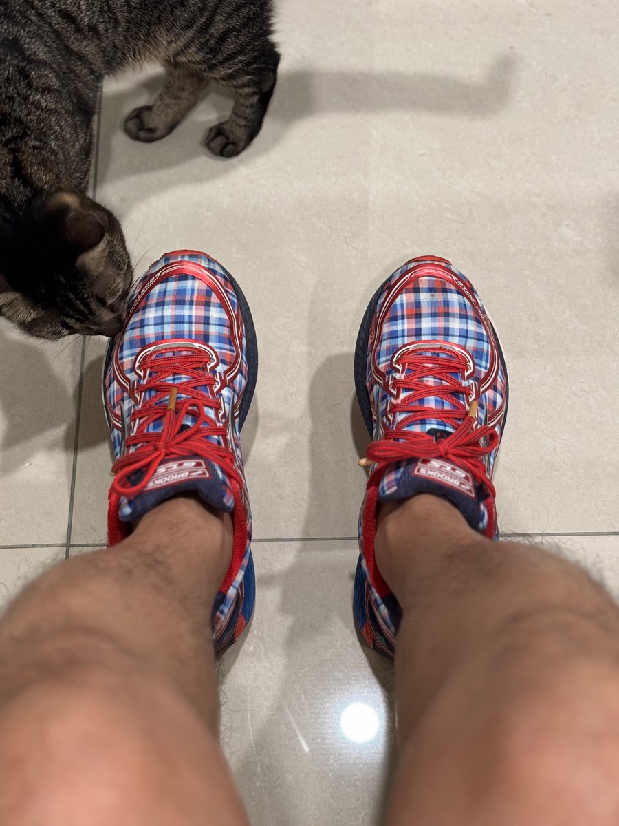 DirtyMrRight's tweet photo. 為什麼幾年前會買這雙鞋子？🤣 https://t.co/JkZzMZAwM0