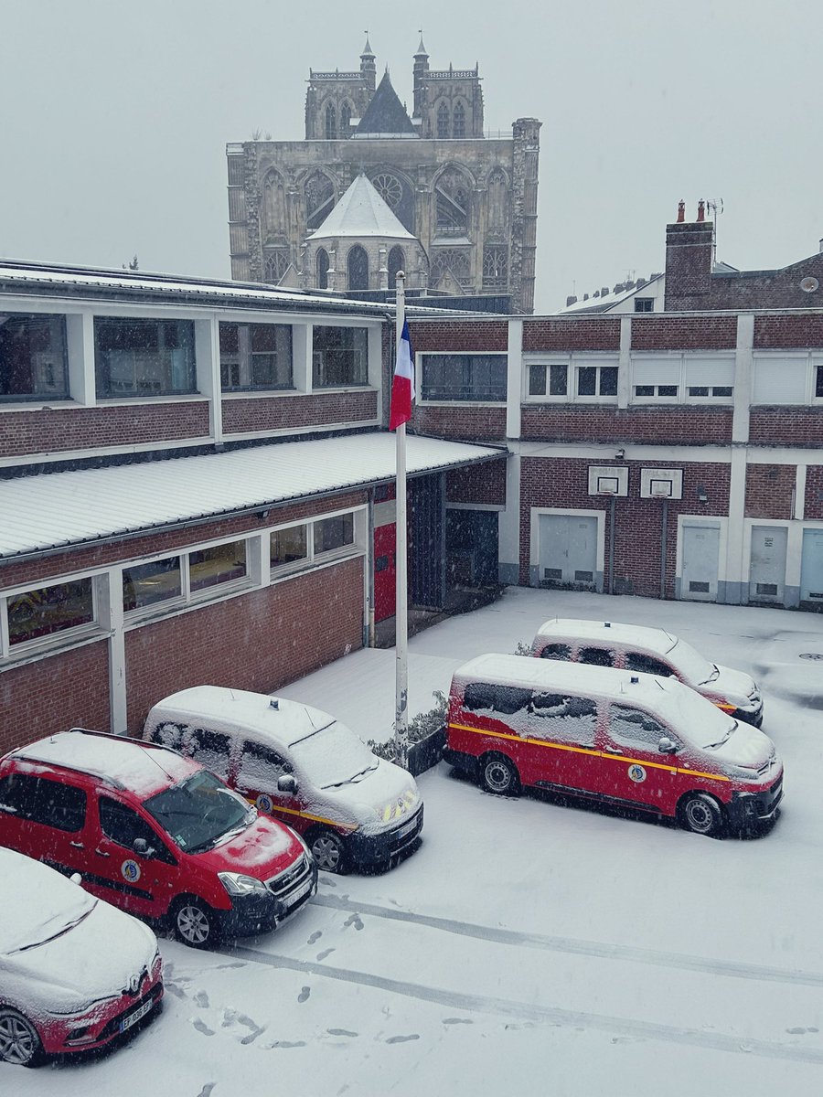 🟠❄️❄️❄️ Les sols blanchissent progressivement sur des routes verglacées. Restez prudents ‼️
#neige #Abbeville #Somme #meteofeance #VigilanceMétéo