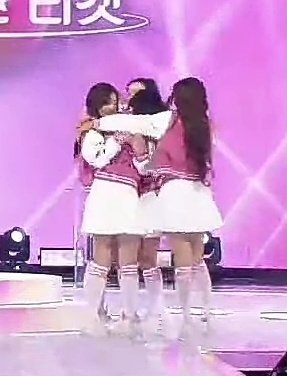 jasmo_onyoo's tweet image. FUCKKING STOP THE CARRRR ELISIA, HYEONJU AND GEHLEE EVENTUALLY HUG HARAM AFTER I'M GONNA KMS😭😭💔😭💔💔

#UNIVERSETICKET #ELISIA #GEHLEE #JINHYEONJU #BAEHARAM