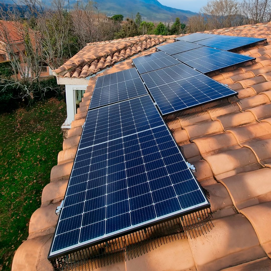 💬Cuando pensamos en instalar paneles solares, nos viene a la mente el tejado de una vivienda.
 
☀️Sin embargo, existen otras ubicaciones adecuadas para su instalación que pueden potenciar su rendimiento y eficiencia.

Más información ⬇️
solarprofit.es/es/blog/superf…