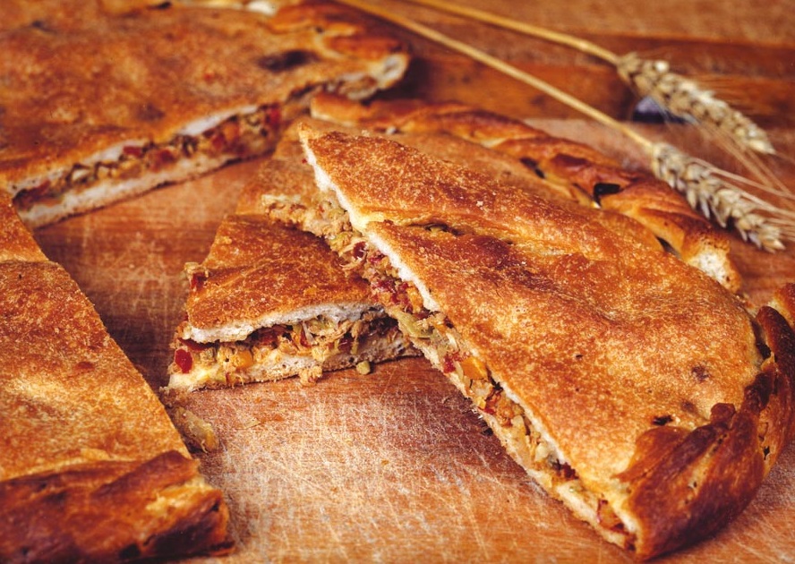 BorghiPiuBelli's tweet photo. Avete mai assaggiato il "chichì" ripieno? E' la specialità di #Offida:  una #pizza gustosa farcita con tonno, alici, capperi e peperoni, uno dei tanti motivi per visitare questo #borgo, dove si organizza uno storico #carnevale
#WorldPizzaDay #giornatamondialedellapizza #17gennaio https://t.co/P7zBKAcqnD