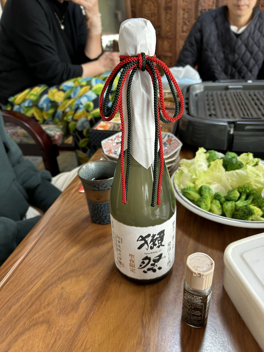 獺祭のクリスマス仕様を年始に。。
甘すぎて食事と一緒にって感じではない。。美味しかったけどね。。
好みやね。。