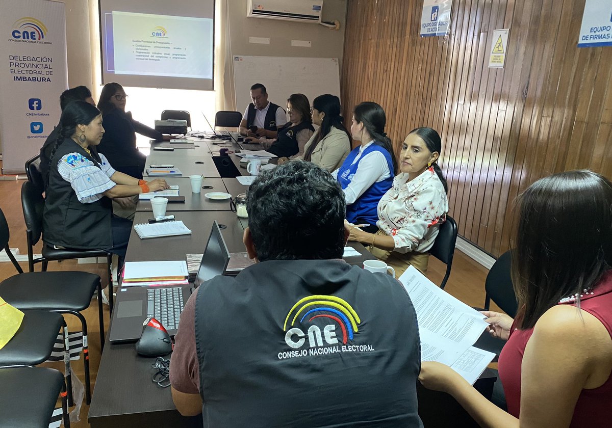 cneimbabura's tweet photo. 📍AHORA | Nuestros funcionarios electorales participan 🧑‍🏫en el taller de Socialización de Directrices 2024, con el objetivo de revisar las actividades planificadas para este año. https://t.co/nvV1yJe77I