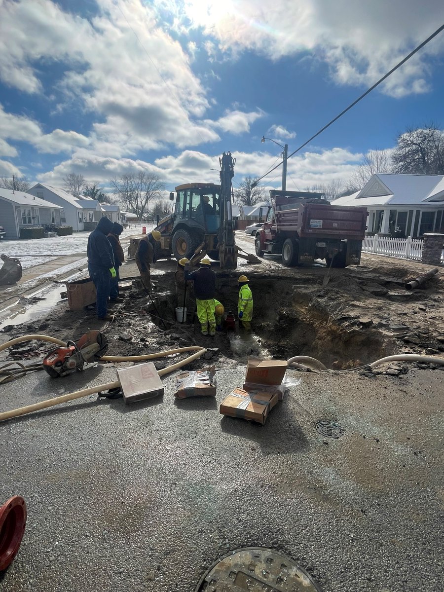 OMUtilities's tweet image. OMU crews continue to work to provide reliable service despite the frigid temperatures. Water distribution crews repaired a main this week in 9-degree temperature conditions. We appreciate their dedication and determination.