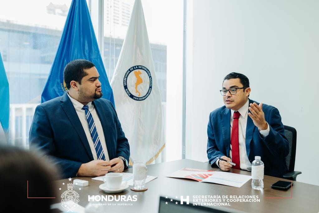 CancilleriaHN's tweet photo. 📌| Honduras asume la Presidencia Pro Tempore del (SISCA), a través del Ministro de (SEDESOL), @jcardonaerazo, quien fue acompañado del Vicecanciller de Política Exterior @gtorreszelaya1, también estuvo presente la Secretaria General del SISCA, Anita Zetina. https://t.co/qzFuurqFH4