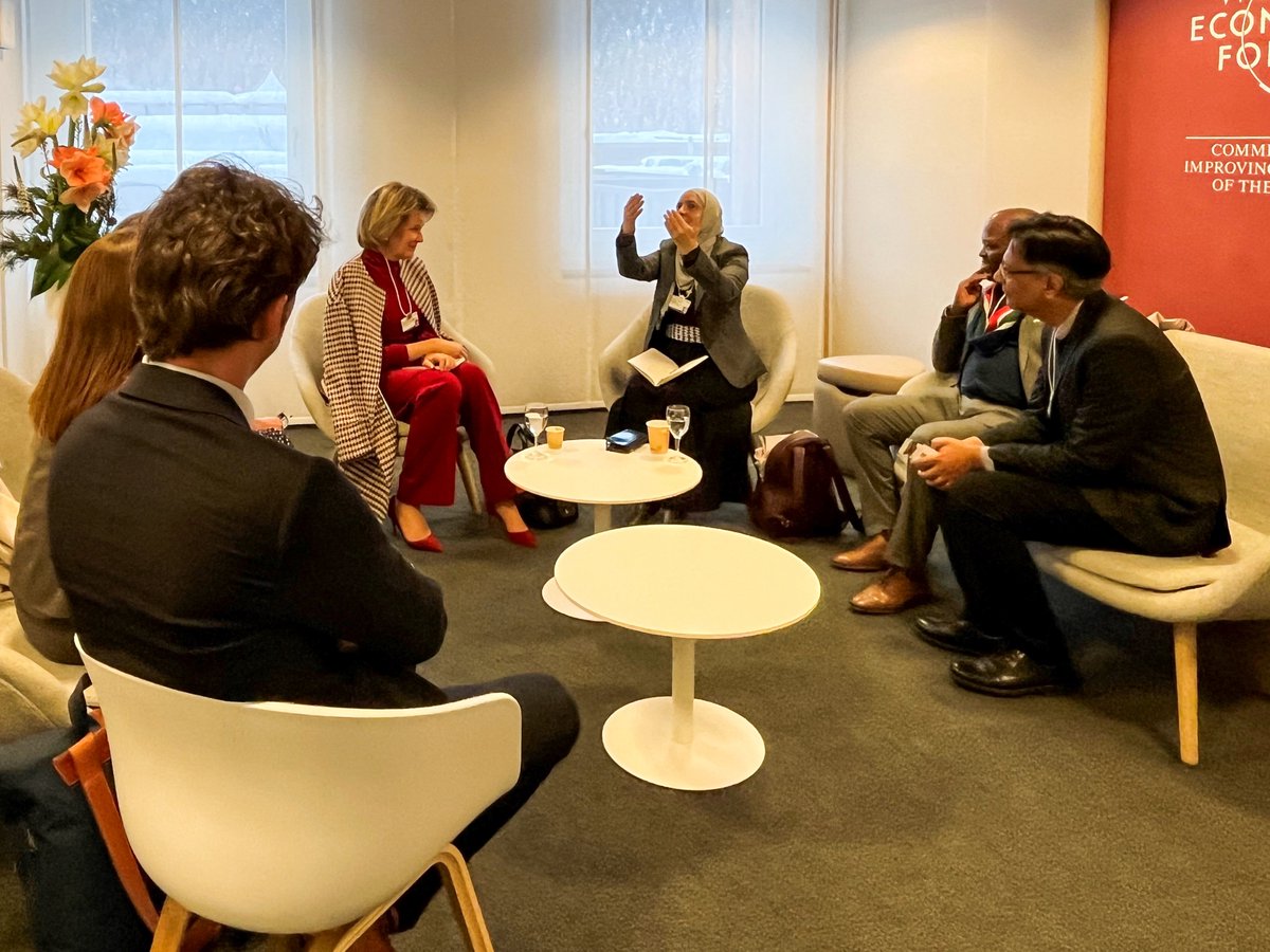MonarchieBe's tweet photo. 🤜 En ce deuxième jour du @wef, la Reine rencontre des innovateurs sociaux de la @schwabfound. Ils œuvrent pour un monde plus juste, plus équitable et plus durable. https://t.co/53ML62P8yS