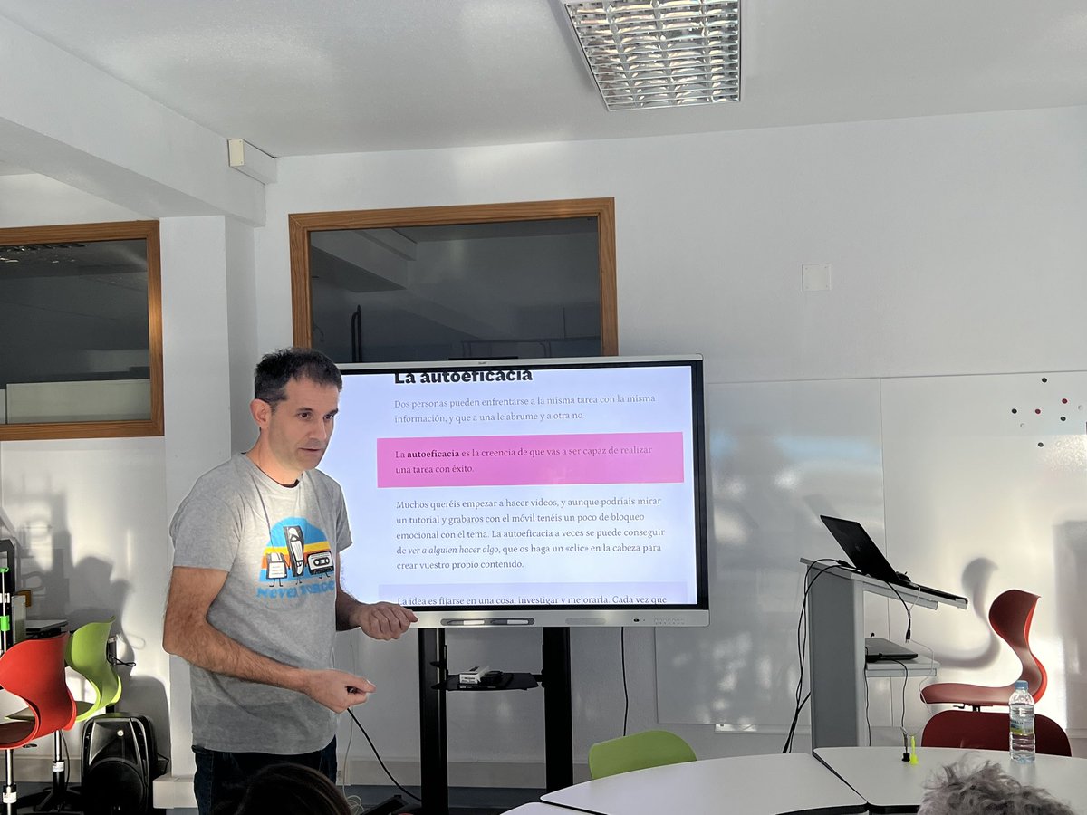 Los docentes del Ceip Villa Felipe II aprenden a utilizar la cámara de vídeo y a editar sus trabajos con Carlos Sánchez Barbero <a href="/cfiesalamanca/">CFIE SALAMANCA</a> #formaciónCyL #tiCyL