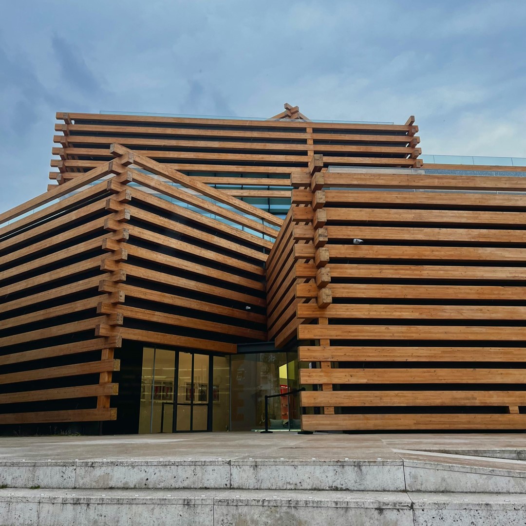 Ein Forschungsprojekt der Hochschule Wismar erarbeitet Planungshilfen für die Konzeption öffentlicher Gebäude in Holzbauweise. Planer, Architekten und Ingenieure sind aufgefordert, ihre Expertise durch Beteiligung an einer Umfrage unter tinyurl.com/5n8wh4vr einzubringen.