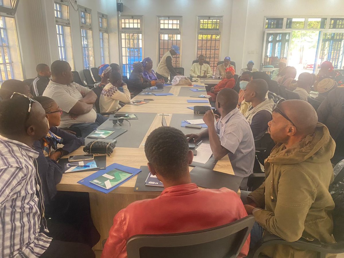 FAOGuinee's tweet photo. #ECTADGN a renforcé les capacités des aviculteurs &amp; autres acteurs de la chaîne de valeur avicole des zones à risque élevé &amp; très élevé #Labe #Mamou #Boke de grippe aviaire en biosécurité en vue de limiter la propagation du virus en 🇬🇳. #grippeaviaire @FAOLivestock @magelguinee https://t.co/7jKb3G2HPt