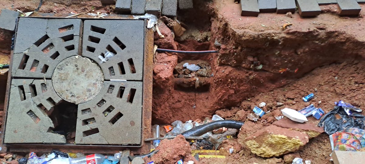 wakesmann1's tweet photo. @MyJRA Hi, There’s terrible holes in Newtown in bree street in between bree taxi rank and Newgate building that has Chicken Licken. https://t.co/1ONMKhf4sl