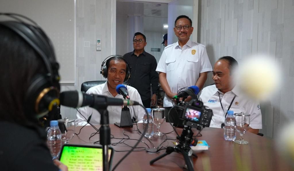 jokowi's tweet image. Radio Republik Indonesia (RRI) hadir berperan di Ibu Kota Nusantara (IKN). Dengan ini akan bisa menginformasikan seluruh perkembangan IKN, baik pembangunannya, penanaman pohonnya, sampai pengembangan infrastrukturnya. Masyarakat di seluruh Tanah Air perlu mendengar perkembangan…