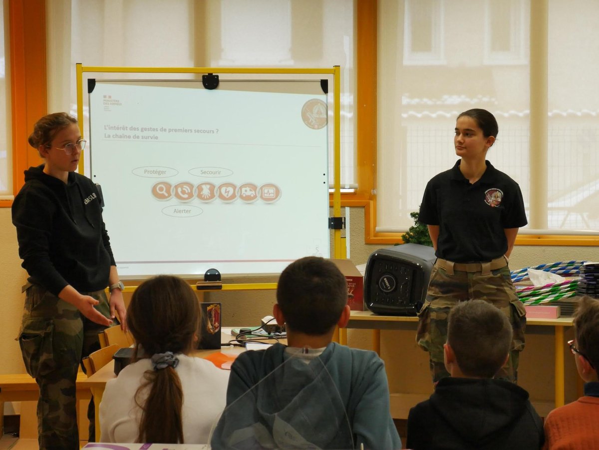 santearmees's tweet image. 📅10/01 | 🚨Initiation aux gestes de premier #secours 🆘&amp;amp; découverte du métier de soignant #militaire
➡️7⃣ aspirants-médecins de 3⃣e et 5⃣e années à @bron_esa ont sensibilisé des élèves d'une classe de CM2 à l'école primaire de #Pérouges aux #GestesQuiSauvent🚑🩹
#CohésionDéfense