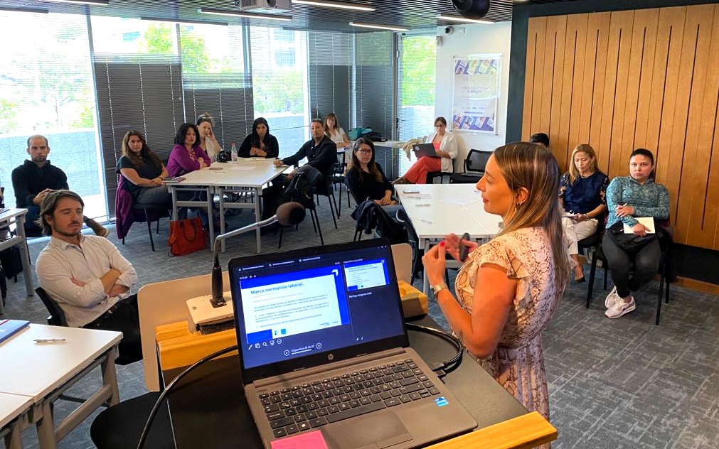 CChCValparaiso's tweet photo. La seguridad y salud laboral son prioridad en la #Construcción🏗️
Con gran entusiasmo socios @CChCValparaiso participaron hoy en Taller Psicolegal sobre Consumo de Drogas y Alcohol👷♂️
Juntos como gremio enfrentaremos el desafío de crear un entorno laboral más seguro
#CompromisoPRO https://t.co/jVhlMvYRki