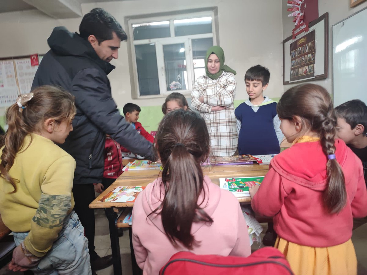 İlçe Müdürümüz Mehmet Özmüş Buzhane İlköğretim Okulunu ziyaret etti. Öğretmen ve öğrencilerle bir araya geldi.@AgriValilik <a href="/ali___yildirim/">Ali Yıldırım</a> <a href="/hasan_kokrek/">Hasan Kökrek</a> <a href="/HamurKaymakmlik/">T.C. Hamur Kaymakamlığı</a> <a href="/mehmetozmus_/">Mehmet ÖZMÜŞ</a>