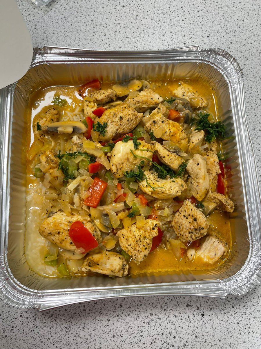 stambrosehomeec's tweet photo. Big Chef, Little Chef @stambrosehigh last night 😊 We hope you enjoyed your Cajun chicken and boiled rice 😋 #familylearning #practicalcookery #foodskills https://t.co/dpQat9hmDp