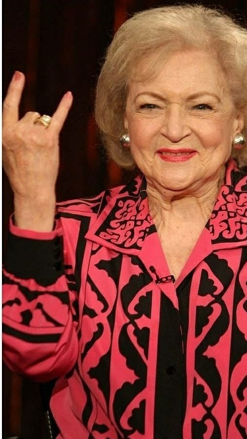 chrisgb002000's tweet photo. Happy Birthday to the late #BettyWhite #RIPBettyWhite https://t.co/snHuPe8bGj