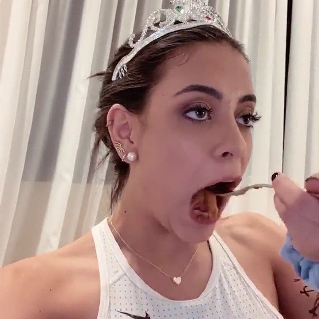 a sabina bem diva vendo a gente se matar pra descobrir o que é: