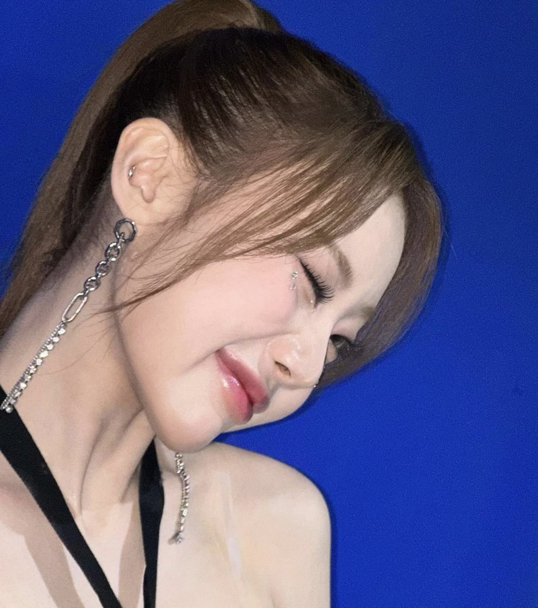 ksyeoon's tweet photo. waiting for kpop twt to discover her https://t.co/ZJsDUjXWWx