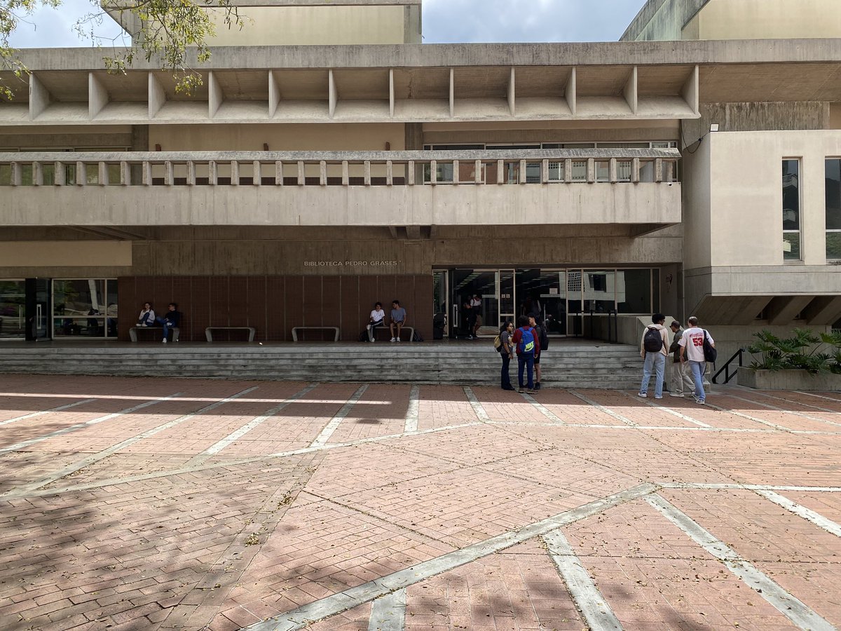 Cumple 40 años de servicio la Biblioteca Pedro Grases de la Universidad Metropolitana. Fruto de la donación que Don Pedro le hizo a la universidad que fundó su gran amigo Eugenio Mendoza Goiticoa. Celebro la incorporación de las bibliotecas de Arturo Uslar Pietri y Ramón