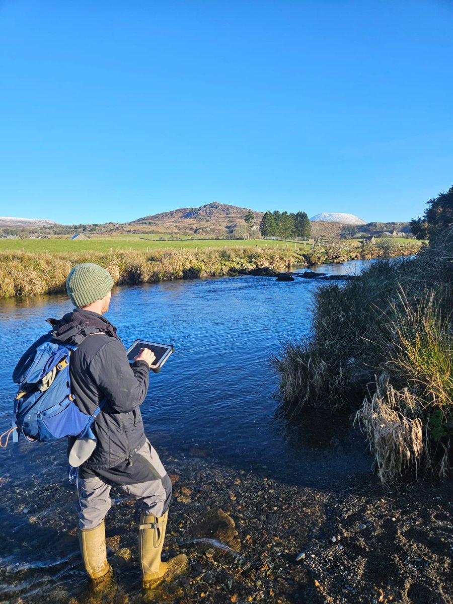 Mae'r Tîm Adfer Afonydd yn prysur asesu nifer o rwystrau posibl i fudo pysgod ar y Dwyfor.
🐟🐟
The River Restoration Team are busy out on the Dwyfor to assess multiple potential barriers to fish migration.
#dwyfor #riverrestoration #fishbarrier