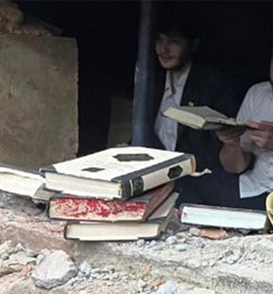 realstewpeters's tweet image. ✡️Blood-stained books found in the Chabad-Lubavitch Jewish tunnels.
