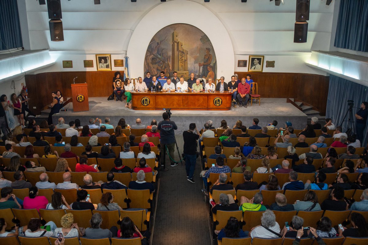 omarplaini53's tweet photo. 🏛 En el día de ayer recibimos a diferentes organizaciones y entidades culturales en #CGT.
El Movimiento obrero apoya la lucha al avasallamiento contra la cultura, y le decimos NO al apagón cultural que propone el gobierno de #Milei 

#NoAlDNU #NoALaLeyOmnibus https://t.co/2lco1HnL86