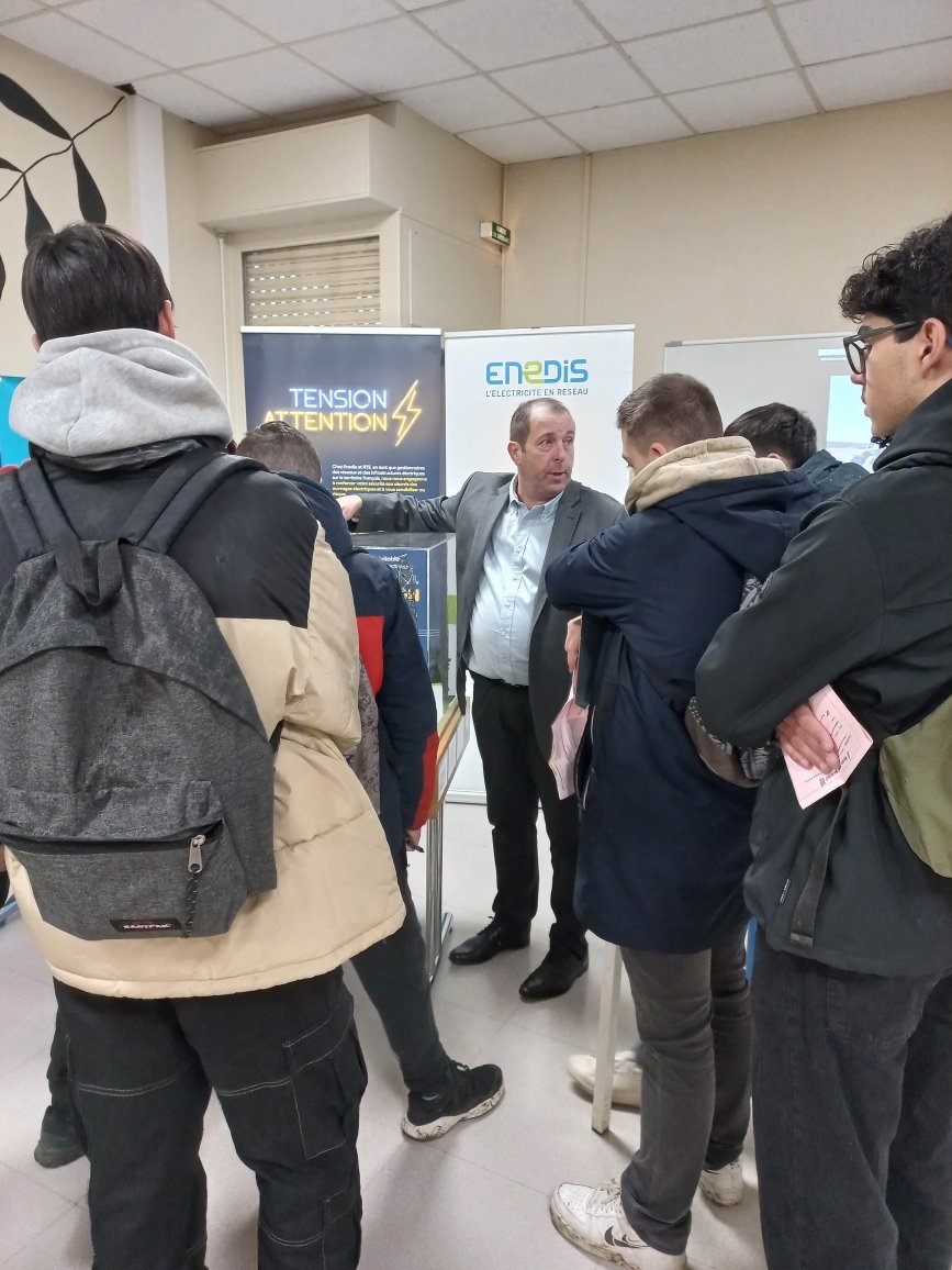 enedisOccitanie's tweet photo. Parce que la sécurité est une priorité, @enedis et @RTE_SudOuest partenaires de la @msa_actu sensibilisent les futurs agriculteurs 🚜 aux risques électriques⚡comme aujourd'hui à  l'occasion de la journée #prévention au Lycée agricole #Flamarens (81). https://t.co/dzuybbrgtM