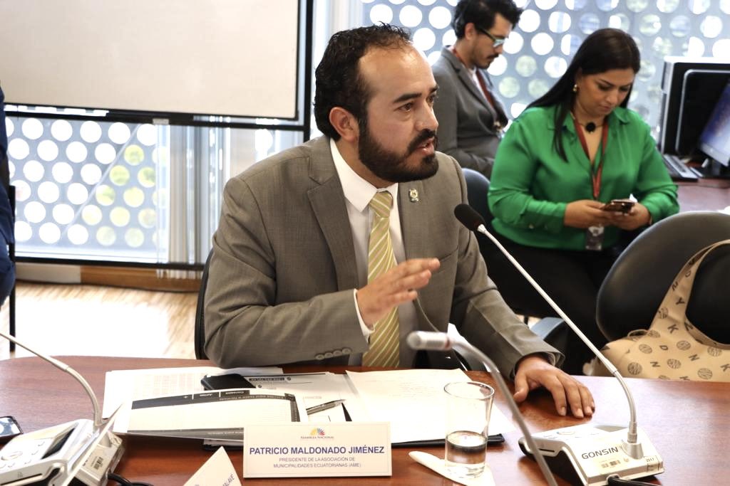 patricio_maldo's tweet photo. Hoy, ante la Comisión de GAD de la @AsambleaEcuador, discutimos un tema crucial: cumplimiento en el pago de asignaciones pendientes a los municipios. Trabajamos en encontrar soluciones, canjes de deuda con el @BDEcuadorBP, condonación de intereses y multas en el #IESS. https://t.co/0Byor42Lfk