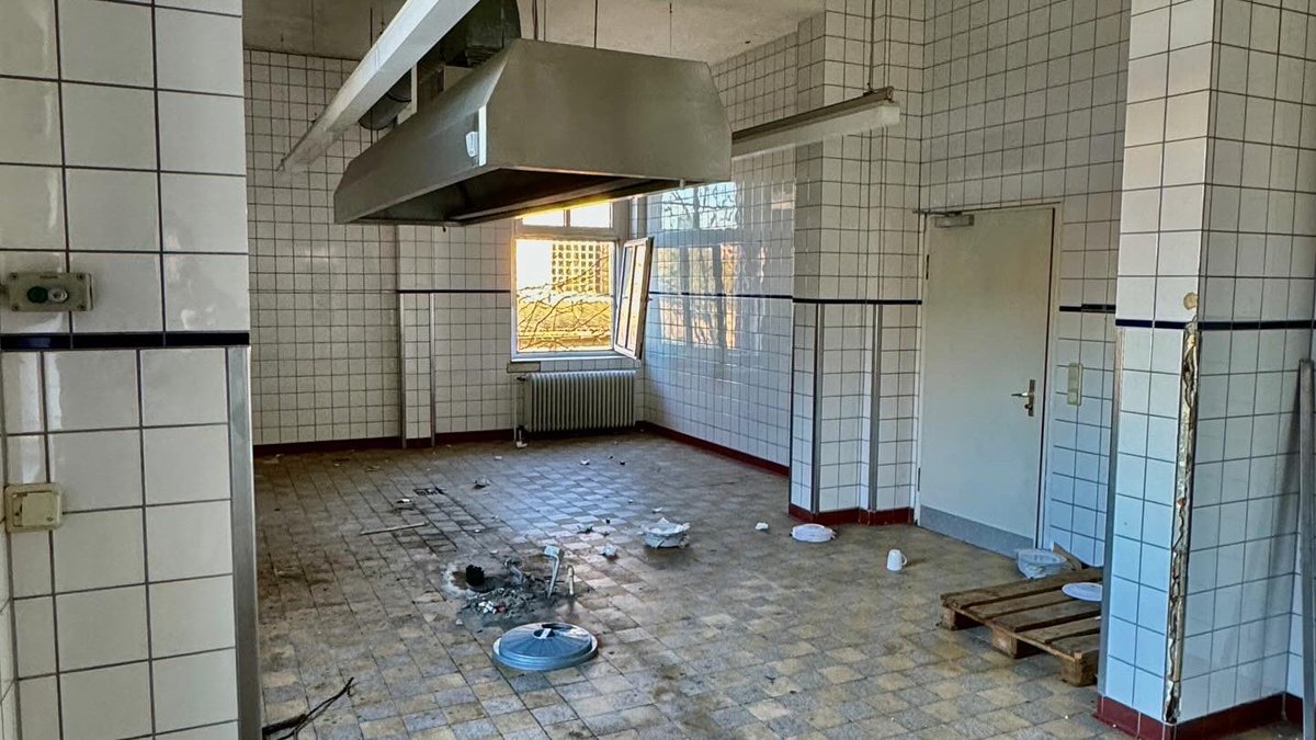 TDickenbrok's tweet photo. Lost Place in Ostwestfalen-Lippe. 
Auf dem ehemaligen Hammersmith-Areal gehts bald los mit dem Umbau. 

#herford #hammersmith #bildungscampusherford #presse https://t.co/2Uq5rGHhK7