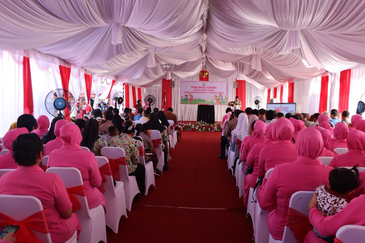 humasresbarut's tweet photo. Kapolda Kalteng Dampingi Ketua Bhayangkari Daerah Kalteng, Resmikan Gedung TK Kemala Bhayangkari 17 Muara Teweh 
Muara Teweh, 17 Januari 2024.
@DivHumas_Polri 
@Spripim_Polri https://t.co/mZnPSYYtip