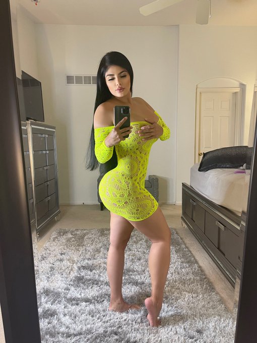 Watch VianeyFrias's leaked NSFW photo on TwXstars