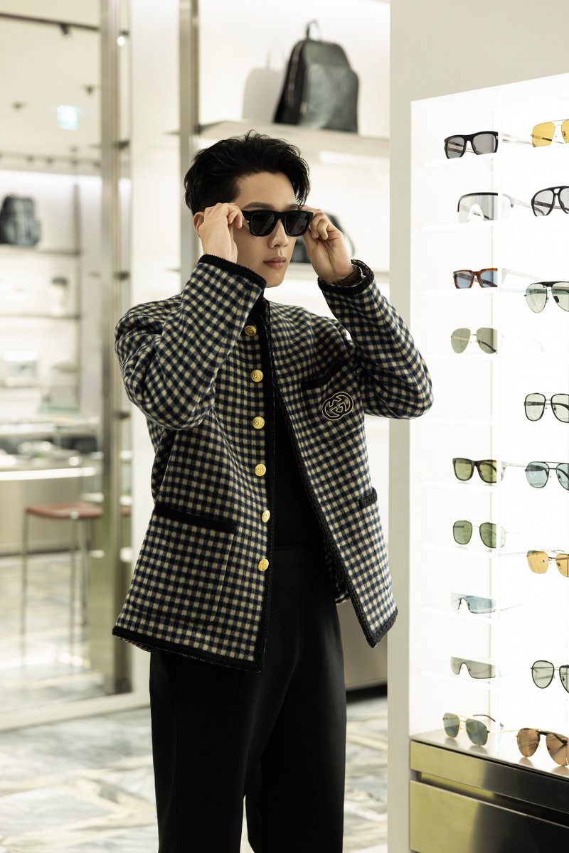 fallinsasin's tweet photo. ควานลินกับลุคที่ดีหล่อมาก เป็นคนใส่อะไรก็ดูเหมาะ ยิ่งสไตล์เนี๊ยบ ๆ ยิ่งเหมาะ ไม้แขวนเสื้อชั้นเยี่ยม https://t.co/SyHxbCV9Iq