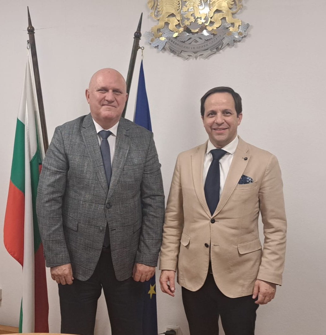 PuyanaFernandez's tweet photo. In #Bulgaria, I exchanged ideas on peacebuilding with H.E. Hyusmenova, Vice-President of National Assembly &amp; Prof. Tsokov, Minister of Education. I also participated at the roundtable on diplomacy in #ULSIT, where @UPEACE signed a MoU with Rector Peteva. Thanks to Prof. Denchev. https://t.co/lFC42LA7KQ